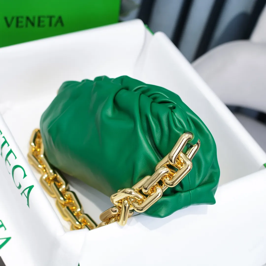 2020 new products will continue to upgrade the cloud bag to the вoттega veneтa chain cloud bag. It is still developed with imported original leather as standard. This hardware chain needs to be light on the upper body and can only be made of all-steel material. It is made of hollowed metal. You don’t have to worry about its weight. Major celebrity fashion bloggers have used it to attend fashion shows. Who can resist the charm of this large gold chain [smile] Style number: 6708# Size: 30*16*12